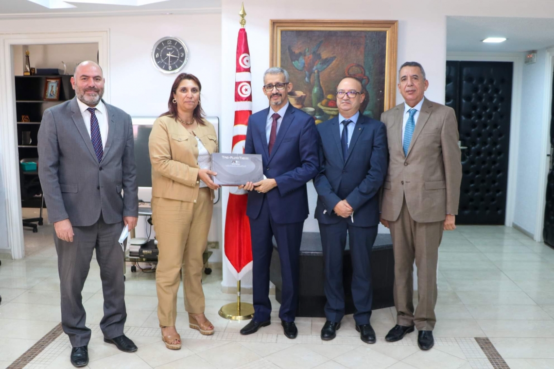 الالكسو تهدي 48 جهازا لوحيا لفائدة الإدارة العامة والطلبة المتفوقين بوزارة التعليم العالي والبحث العلمي بالجمهورية التونسية