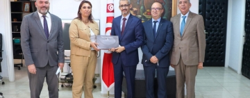 الالكسو تهدي 48 جهازا لوحيا  لفائدة الإدارة العامة والطلبة المتفوقين  بوزارة التعليم العالي والبحث العلمي  بالجمهورية التونسية