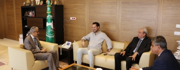 المديــر العــام للألكسـو يستقبـلُ الفنّـان العراقي نصيـر شمّـه