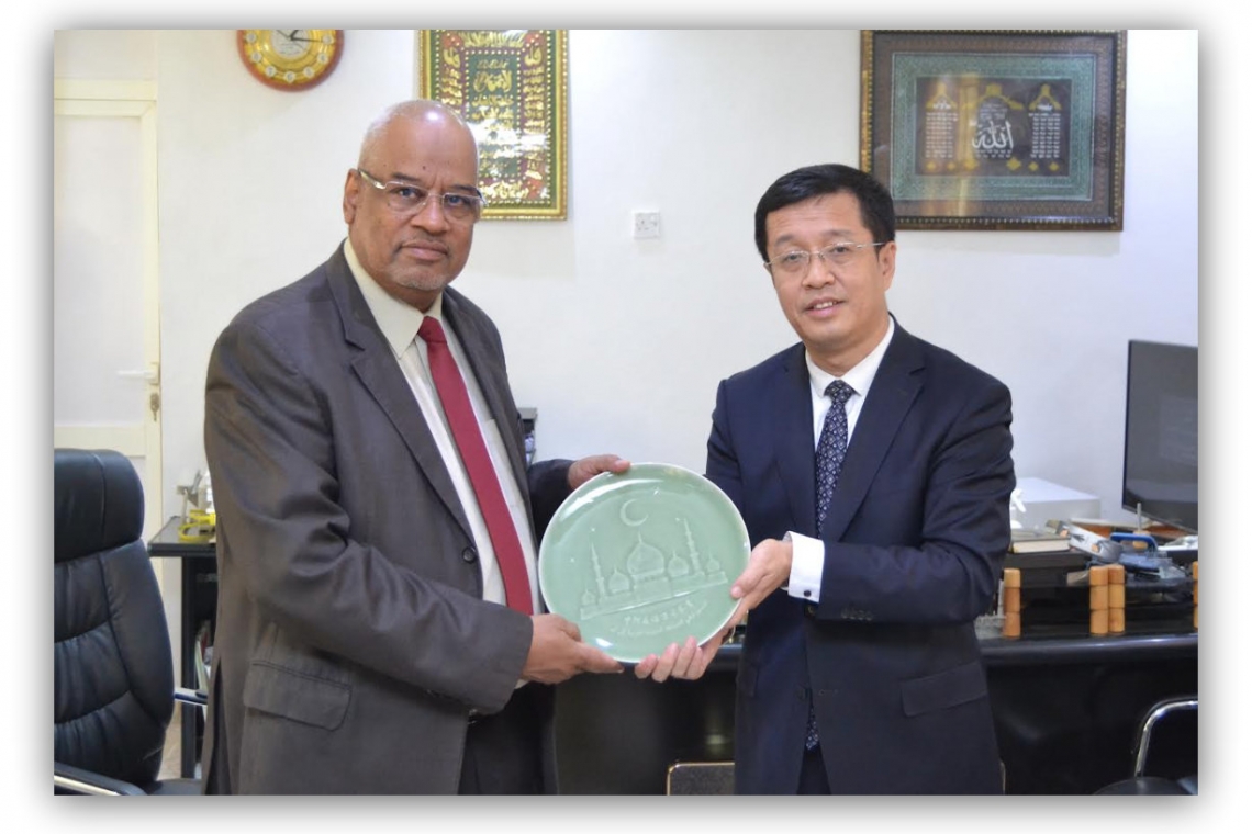 L'ambassadeur adjoint de la République populaire de Chine visite l'Institut international de la langue arabe de Khartoum
