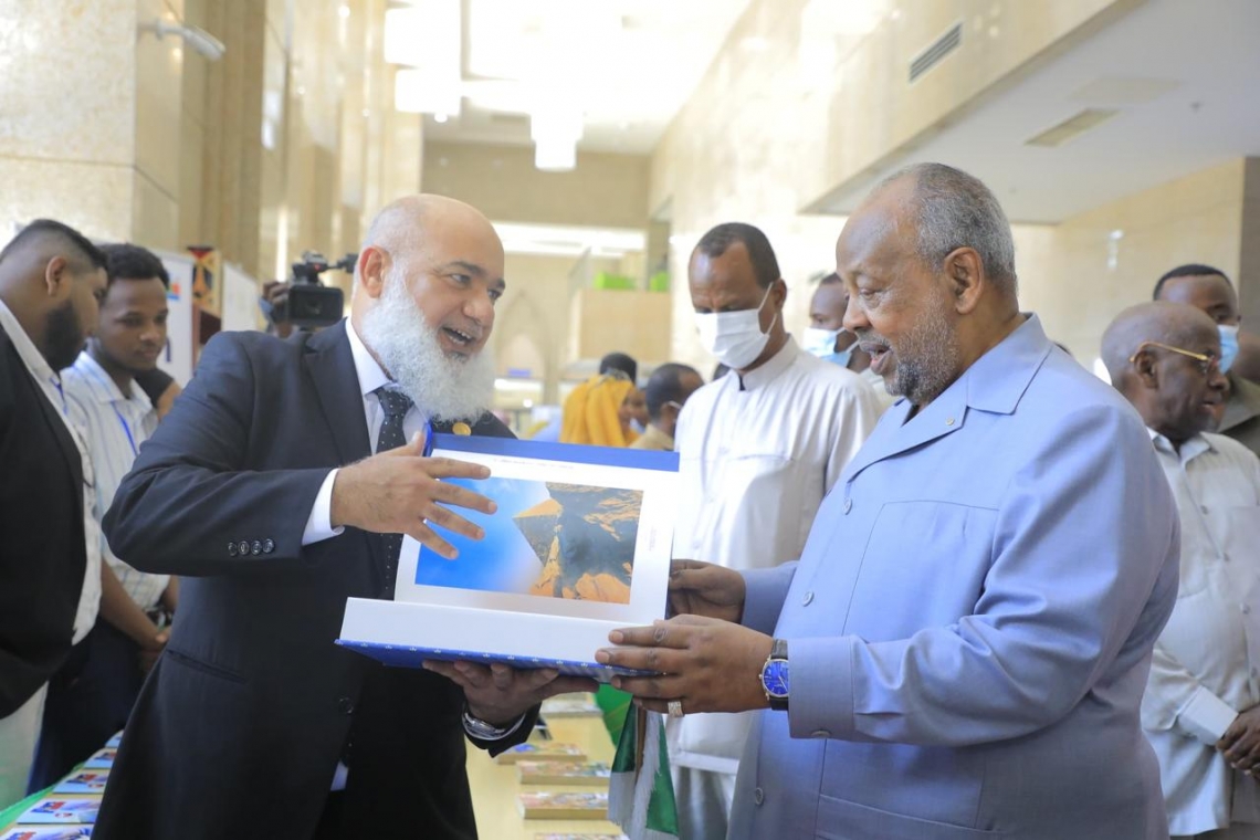 الألكسو تشارك في معرض جيبوتي الدولي للكتاب  والرئيس الجيبوتي يزور جناح المنظمة