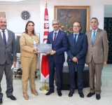 الالكسو تهدي 48 جهازا لوحيا  لفائدة الإدارة العامة والطلبة المتفوقين  بوزارة التعليم العالي والبحث العلمي  بالجمهورية التونسية