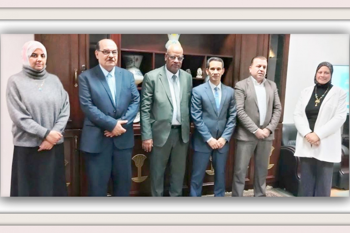 Le Directeur de l'Institut des Manuscrits Arabes visite le Centre d'Etudes des Papyrus et d'Inscriptions de l'Université Ain Shams
