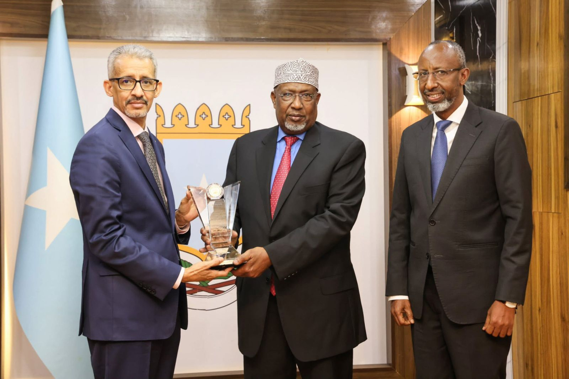 رئيس مجلس الشعب الفيدرالي الصومالي يستقبل المدير العام للألكسو