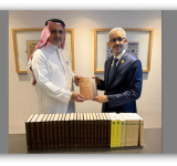 ALECSO Director-General offers “Encyclopedia of Great Arab and Muslim Scholars and Writers” to King Faisal Center for Research and Islamic Studies