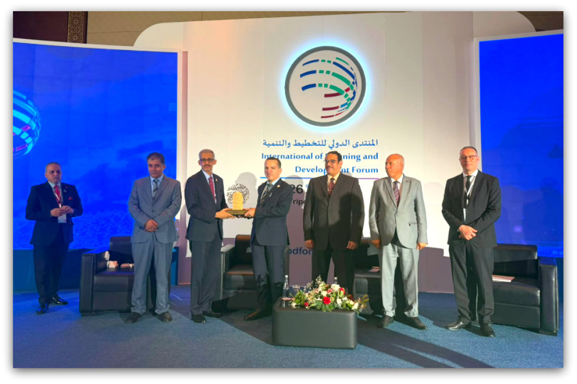 المدير العام للألكسو يسلّم درع المنظمة لوزير التخطيط الليبي